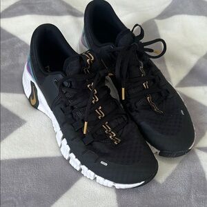 Nike metcon black with gold accents purple/blue ombré on heel